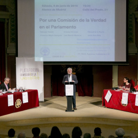 El presidente de AMESDE, Jaime Ruiz Reig, interviene durante la presentación de la iniciativa "Por una comisión de la verdad en el Parlamento", en Madrid. EFE/Alvaro Calvo