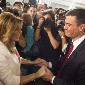 Susana Díaz recibe la felicitación del secretario general del PSOE, Pedro Sánchez, durante el acto institucional en el que ha tomado posesión como presidenta de la Junta de Andalucía. /EFE