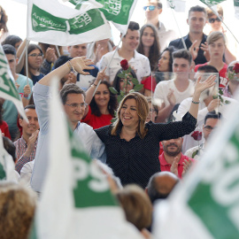La secretaria general de PSOE andaluz y presidenta de la Junta de Andalucia, Susana Diaz, junto al secretario provincial José Luis Sánchez, durante su intervención en un acto de precampaña en el municipio almeriense de Garrucha. EFE/Carlos 