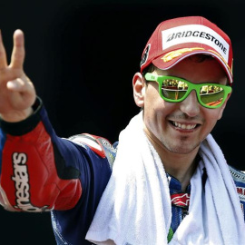 El piloto español de Yamaha Jorge Lorenzo celebra su victoria en la prueba de MotoGP del Gran Premio de Catalunya que se disputa este fin de semana en el circuito de Barcelona-Catalunya