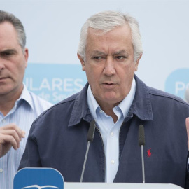 El vicesecretario general de política autonómica y local del Partido Popular, Javier Arenas (d), junto al presidente del PP provincial de Sevilla, Juan Bueno (i), durante la reunion de trabajo con el equipo municipal de Pilas./EFE