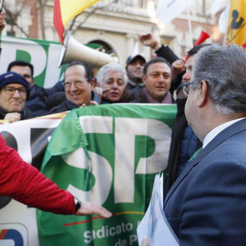 El ministro del Interior, Juan Ignacio Zoido, se dirige a los policías concentrados frente a la Dirección General de la Policía que reclaman la equiparación salarial con otros Cuerpos. | JAVIER LIZÓN (EFE)