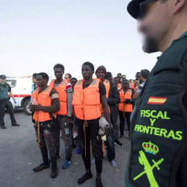 Los 46 subsaharianos, entres los que podría haber al menos tres menores, rescatados por Salvamento Marítimo cuando viajaban en una patera cerca de la isla de Alborán este pasado 2 de agosto de 2019. (MIGUEL PAQUET | EFE)