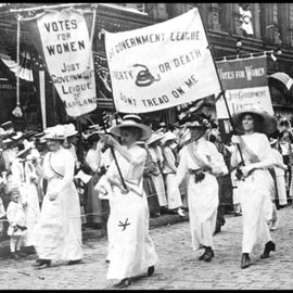 Mujeres feministas manifestándose en los años a mediados del siglo XX