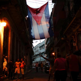 Una bandera cubana adorna una calle de la Habana con motivo de la celebración del 58º aniversario de la creación de los Comités para la Defensa de la Revolución. (ALEXANDRE MENEGHINI | EFE)