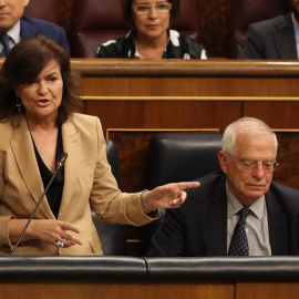 La vicepresidenta Carmen Calvo, junto al ministro de Asuntos Exteriores Josep Borrell, contesta una pregunta en la sesión de control del Congreso de los diputados. (BALLESTEROS | EFE)