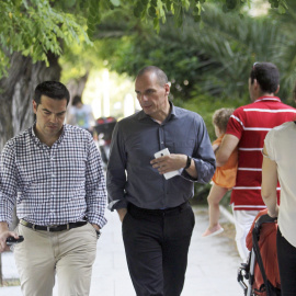 El primer ministro griego, Alexis Tsipras, y el titular de Finanzas, Yannis Varoufakis, dan un paseo por un parque de Atenas, este fin de semana. EFE