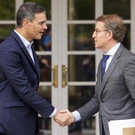 El presidente del Gobierno, Pedro Sánchez (i), recibe al líder del PP, Alberto Núñez Feijóo (d), antes de su reunión en La Moncloa, este lunes.