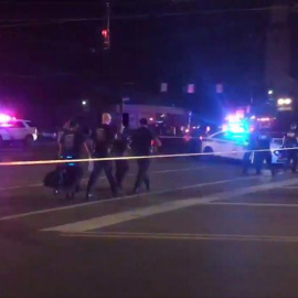 La Policía de Dayton acordona la zona donde se produjo el tiroteo. (AFP)