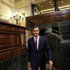 El presidente del Gobierno, Pedro Sánchez, entra en el Hemiciclo del Congreso de los Diputados, para la sesión de control al Ejecutivo. REUTERS/Susana Vera