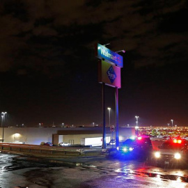 Los coches de la policía estacionados debajo del letrero de Walmart bloquean una calle afuera mientras investigan los tiroteos masivos en un Walmart en El Paso, Texas. EFE/EPA/LARRY W. SMITH