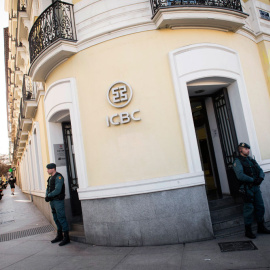 La Guardia Civil a las puertas de la sede del banco chino ICBC en Madrid. EFE