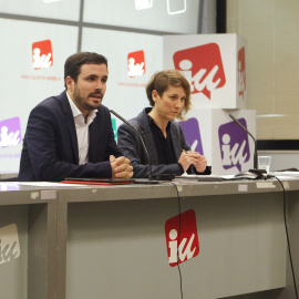 El líder de IU, Alberto Garzón, junto a la eurodiputada Marina Albiol, durante la rueda de prensa que ha ofrecido en la sede de la formación en la que ha analizado diversos asuntos de actualidad política. EFE/Javier Tormo
