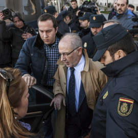 El expresidente de Bankia Rodrigo Rato, entra en un coche tras su salida hoy de los juzgados de la madrileña Plaza de Castilla, a donde ha acudido para declarar ante el juez de Madrid Antonio Serrano-Arnal en una pieza bajo secreto de sumar