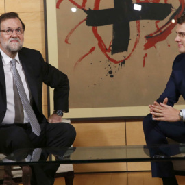 El presidente del Gobierno, Mariano Rajoy, y el líder de Ciudadanos, Albert Rivera, en una de sus reuniones. Archivo REUTERS