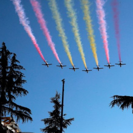 Imagen de la Patrulla Águila el 12 de octubre de 2021. El humo de los aviones tenían que dibujar la bandera de España.