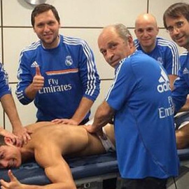 Foto de archivo de Cristiano Ronaldo posando con el equipo de fisios del Real Madrid. Juan Muro es el primero por la derecha. /TWITTER