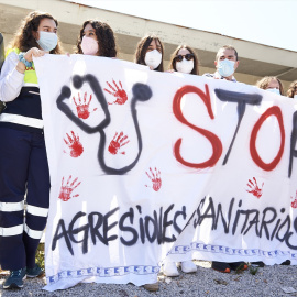 Varias personas con una pancarta que reza 'Stop Agresiones a Sanitarios' se manifiestan en el centro de Salud Los Castros, a 8 de mayo de 2022, en Santander, Cantabria, (España).