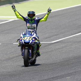 El piloto italiano Valentino Rossi celebra su victoria en el circuito de Montmeló. EFE/Alejandro García