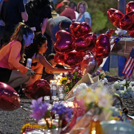 05/08/2019.-Una mujer deja flores en memoria de los muertos en el tiroteo de El Paso (Estados Unidos) EFE/EPA/LARRY W. SMITH