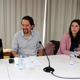 El secretario general de Podemos, Pablo Iglesias, acompañado por el secretario de Organización del partido, Pablo Echenique (i), la secretaria de Acción en el Congreso y Portavoz, Irene Montero, y el secretario de Comunicación y Tecnologías