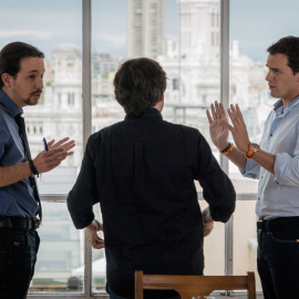 Fotografía facilitada por Atresmedia de los líderes de Ciudadanos y de Podemos, Albert Rivera ,d., y Pablo Iglesias,iz., respectivamente.- EFE