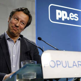 El vicesecretario de Organización del PP, Carlos Floriano, durante la rueda de prensa de los lunes. / JUAN CARLOS HIDALGO (EFE)