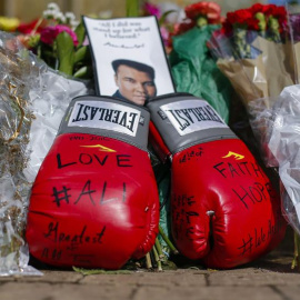 Homenaje improvisado a Muhammad Ali en Louisville, Kentucky. EFE / EPA / ERIK S. MENOR