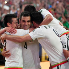 Varios jugadores mexicanos abrazan a su capitán, Rafa Márquez, autor del segundo gol de México. EFE/Gary Williams