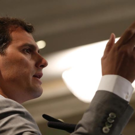 El presidente de Ciudadanos, Albert Rivera, durante su intervención en El Ágora de 'El Economista', un foro empresarial ante el que desgrana las líneas generales de su programa para las elecciones del 26J. EFE/Javier Lizón