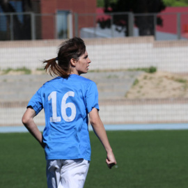 Alba Palacios jugando al fútbol.