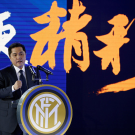 El presidente del Inter de Milán, Erick Thohir, en la rueda de prensa del anuncio de la compra del grupo chino Suning del club italiano. REUTERS/Aly Song