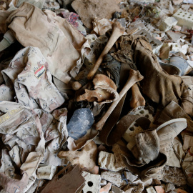 Restos óseos hallado en una fosa común al norte de la ciudad iraquí de Faluya. REUTERS/Thaier Al-Sudani