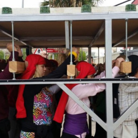 Costaleras ensayan para sacar un paso religioso durante la Semana Santa.