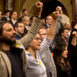 El diputado de la CUP Carles Riera (d) acompañado de los demás miembros de la formación cantan "Els Segadors", puño en alto, al finalizar el pleno de constitución que ha dado inicio a la XII legislatura. EFE/Quique García