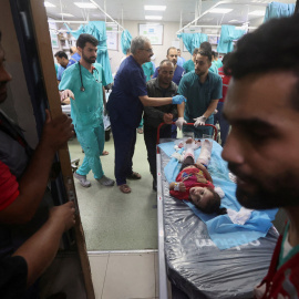 Una niña palestina herida en un bombardeo israelí, en el hospital de Khan Younis, en el sur de Gaza.