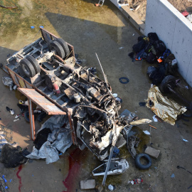 Los equipos de emergencias trabajan en labores de rescate en el lugar del accidente, en Izmir, Turquía.- REUTERS