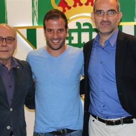 Van der Vaart ya ha posado con su nuevo escudo.