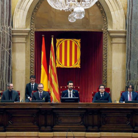 El nuevo presidente del Parlament, Roger Torrent (c), junto a los dos vicepresidentes Josep Costa (i), y José María Espejo-Saavedra (d), durante su primer discurso tras ser elegido durante la sesión constitutiva del Parlamento catalán de la