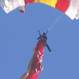 Nuevo incidente en el desfile del 12-O: a un paracaidista se le enrolla la bandera de España en la pierna