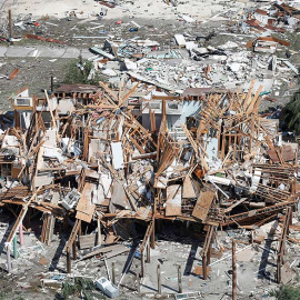 Los edificios dañados y destruidos se ven durante un vuelo posterior al huracán Michael en un helicóptero UH-60 Black Hawk UH-60 de las Aduanas y Protección Fronteriza de los EE. UU. Cerca de la Ciudad de Panamá, Florida, 11 de octubre de 2
