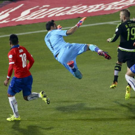 El delantero mexicano Enrique Alejandro Esqueda marca el empate a tres contra Chile. /EFE