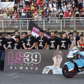 Los pilotos de todas las categorías, durante un minuto de silencio en memoria de Luis Salom. - EFE