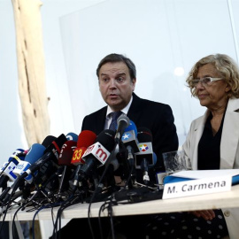Antonio Miguel Carmona junto a Manuela Carmena en una rueda de prensa.