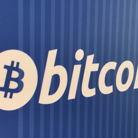 El logo de Bitcoin en un cajero automático de criptomonedas, en la localidad californiana de Santa Mónica (EEUU). REUTERS/Lucy Nicholson