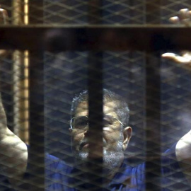 Fotografía de archivo tomada el 2 de junio de 2015 que muestra al expresidente egipcio, Mohamed Mursi, en el interior de una celda. - EFE