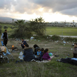 Un grupo de refugiados sirios en Melilla. REUTERS