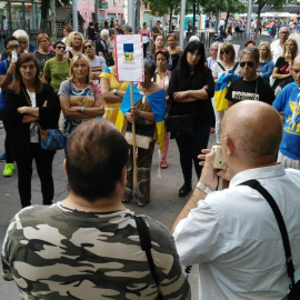 Veïns del barri del Raval es reuneixen després de la concentració del Tsunami Veïnal aquest 6 d'octubre. @SeguraGuerrero