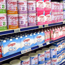 Lactalis retira en España 37 referencias de alimentación infantil al completo. / EFE