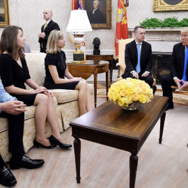 El presidente de EEUU, Donald J. Trump, recibe al pastor protestante Andrew Brunson y a su familia en el Despacho Oval de la Casa Blanca en Washington. EFE/EPA/OLIVIER DOULIERY